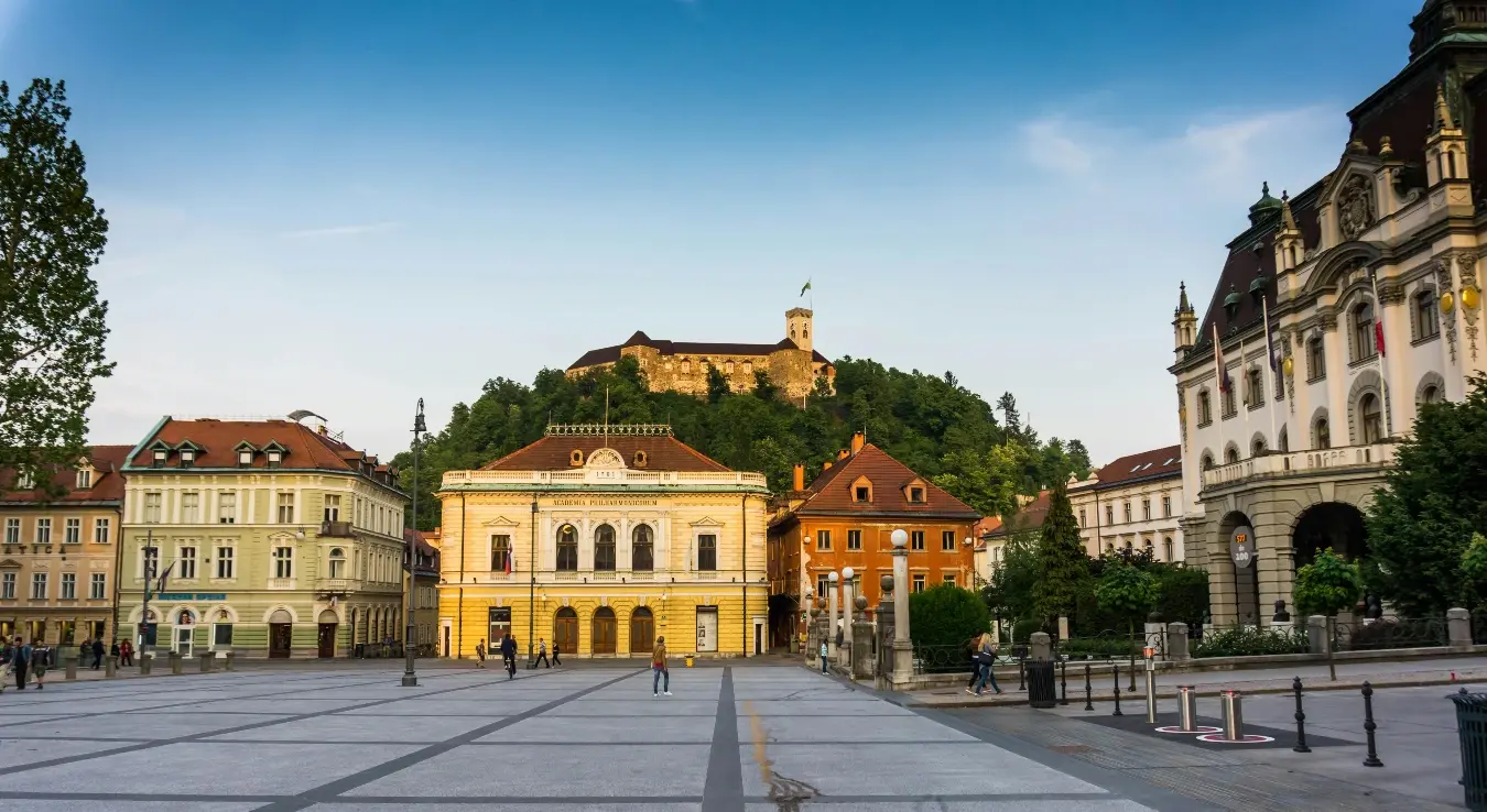 Док је Венеција деценијама симбол романтике, гондола и канала, Љубљана се тихо, али сигурно позиционира као дестинација коју путници бирају због аутентичности, приступачних цијена и знатно мањег броја туриста.