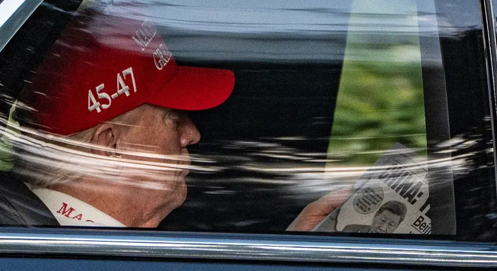 Предсједник Доналд Трамп чита примјерак Њујорк поста по доласку у голф клуб Трамп Национални у Јупитеру, Флорида, 5. априла 2025. године.