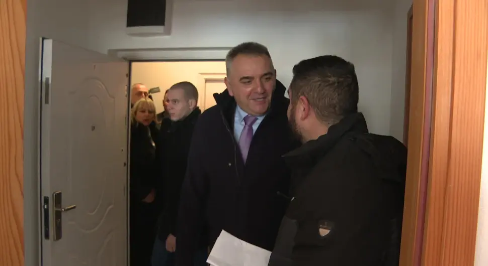 Саво Минић, додјела станова