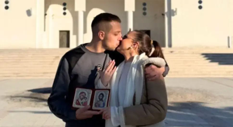 Клекнуо чим је изашао из мора: Полицајац запросио дјевојку послије пливања за Часни крст