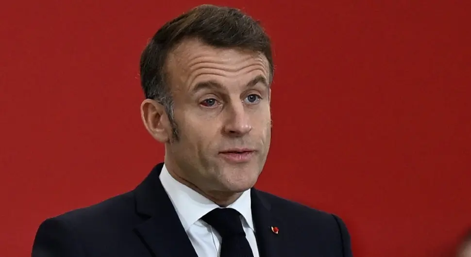 Макрон се пред војницима појавио с црвеним и натеченим оком