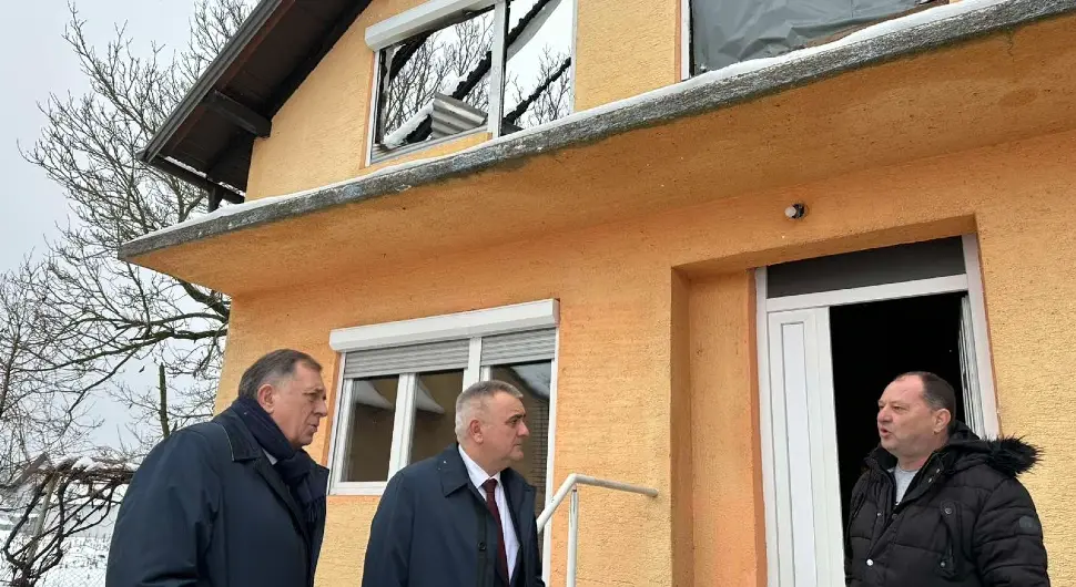 Додик и Минић обишли породицу Василић, стиже помоћ за обнову куће која је изгорјела у пожару