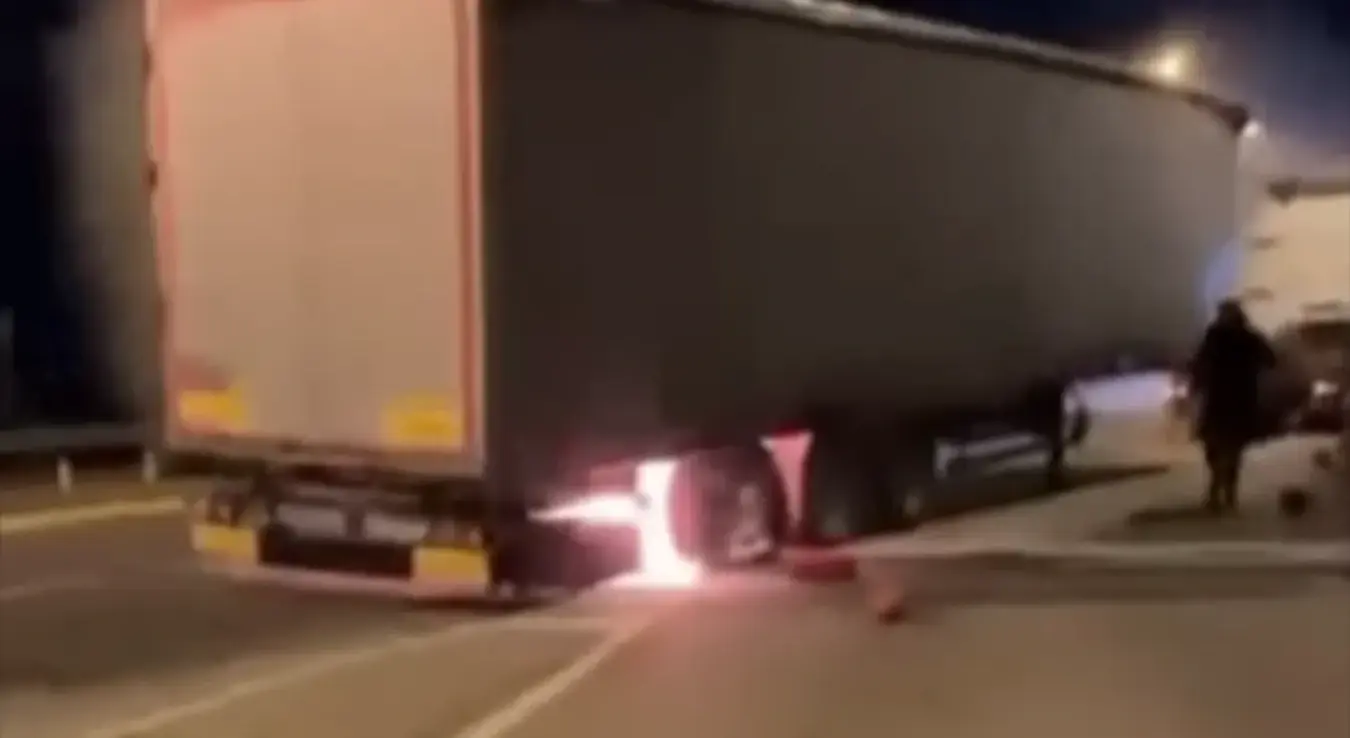 Запалио се камион на наплатној рампи