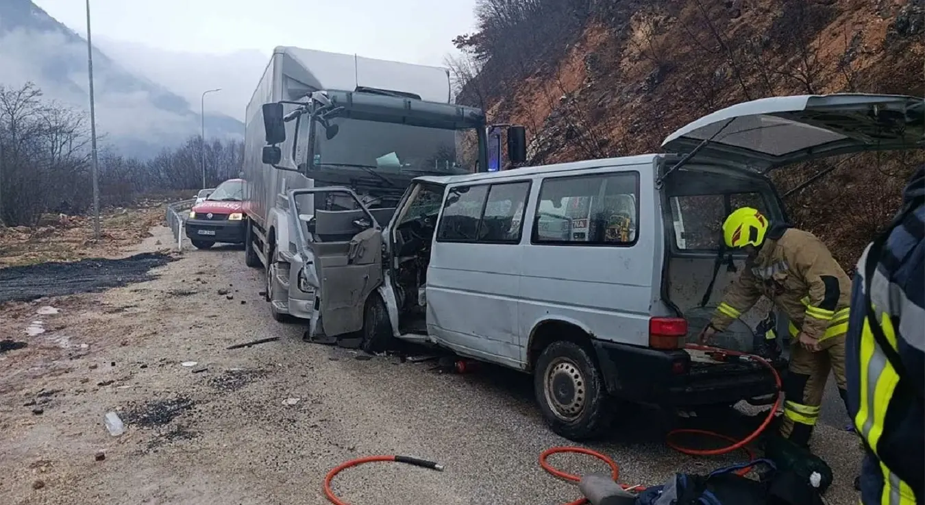 Једна особа је погинула, а осам повријеђено у судару комбија и камиона на путу Сарајево-Пале у мјесту Лапишница, рекла је Срни портпарол Полицијске управе Источно Сарајево Весна Стокановић.