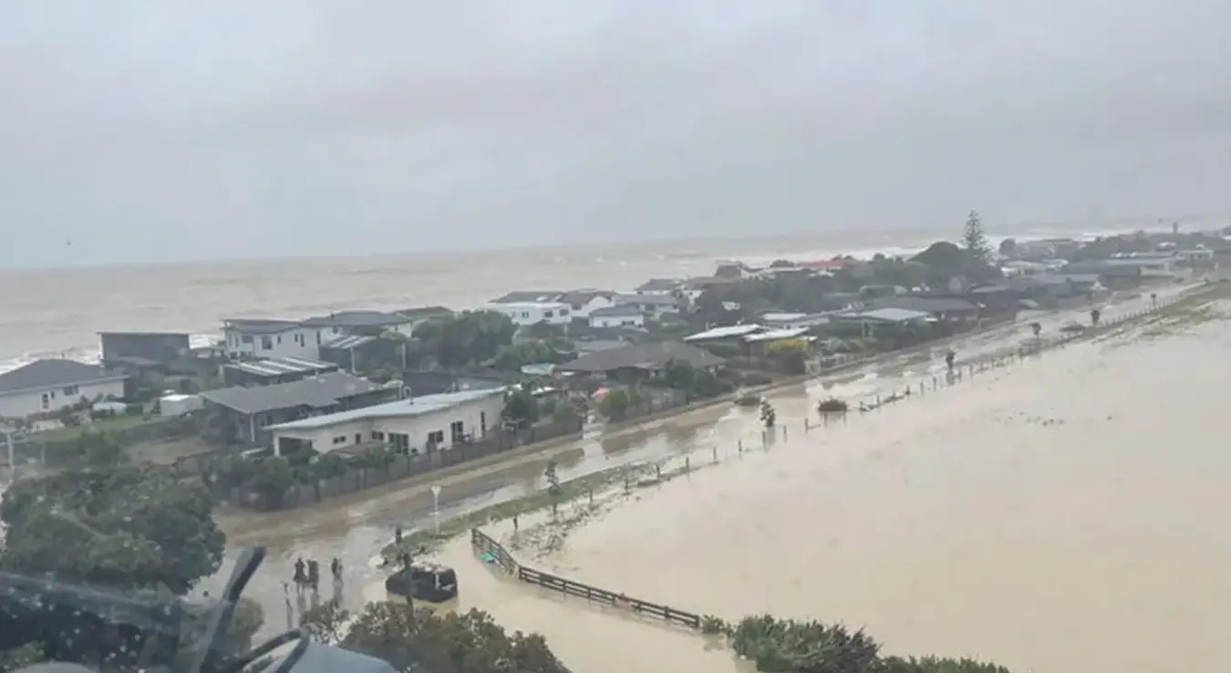 Олуја паралисала саобраћај, хиљаде људи остало без струје
