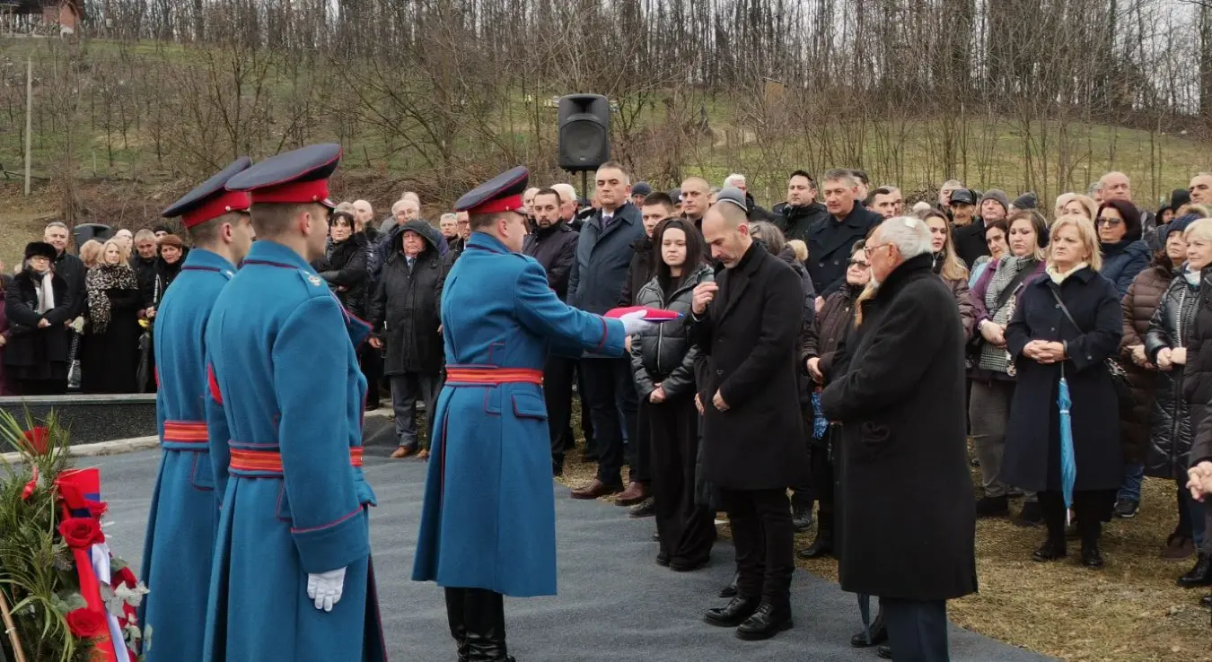 Сахрањен Борислав Паравац