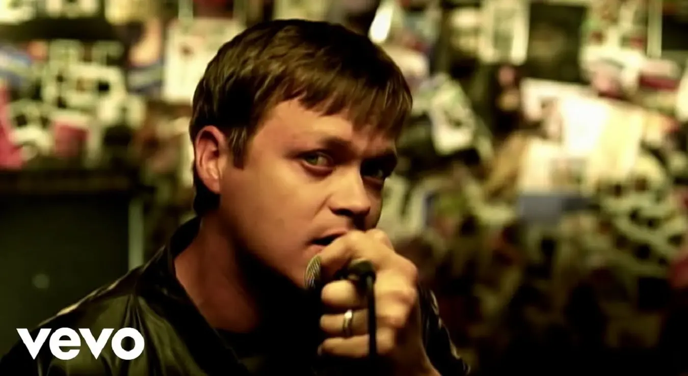 Пјевач и текстописац бенда „3 Doors Down“, Бред Арнолд, преминуо је након борбе са раком у 47. години, објавила је рок група на платформи X, пренио је данас BBC.