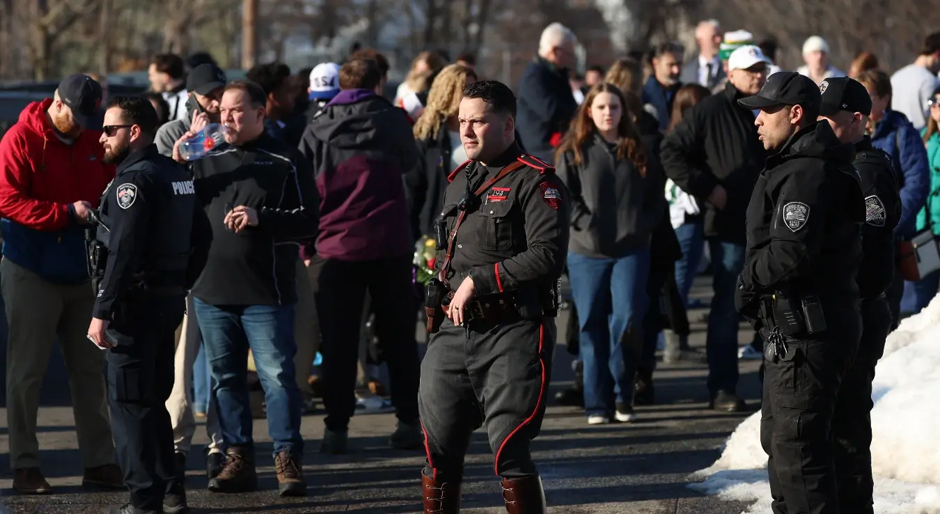 Први снимци са мјеста масовне пуцњаве: Хитне службе одвозе рањене, нападач ликвидиран