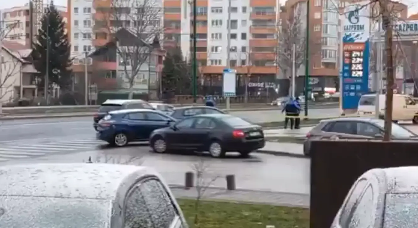 Хаос у Сарајеву: Запалио ауто, пуцао на полицију па рањен