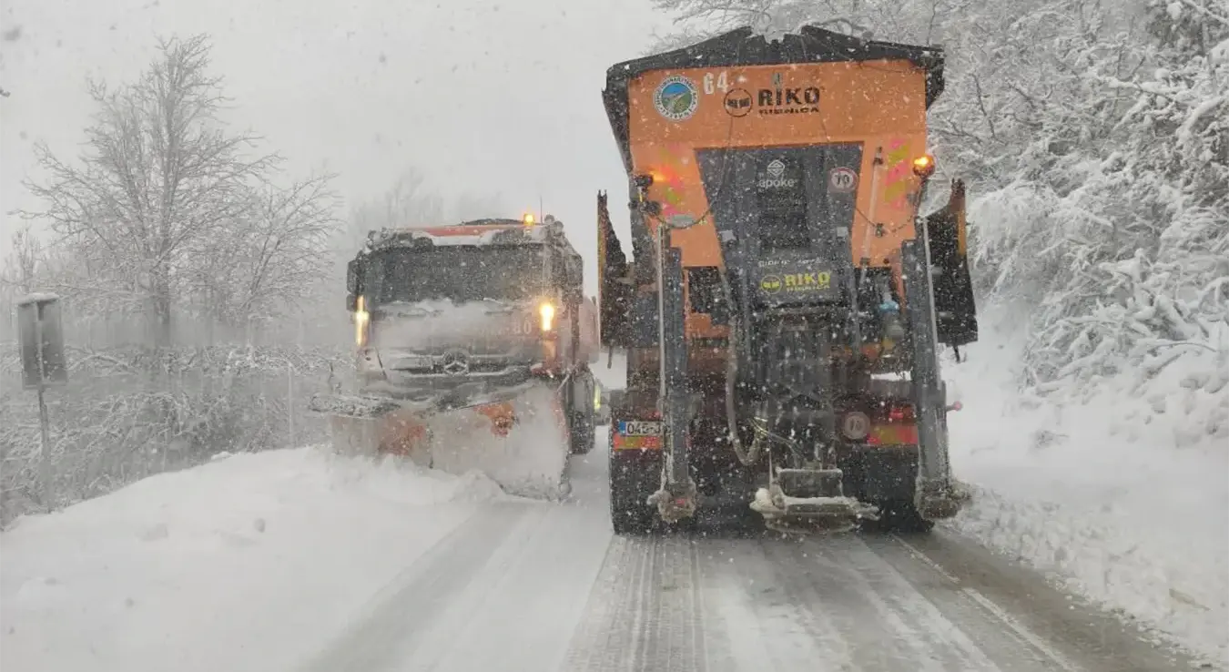 Застој у саобраћају због снијега: Експресна реакција Путева Српске, екипе на терену
