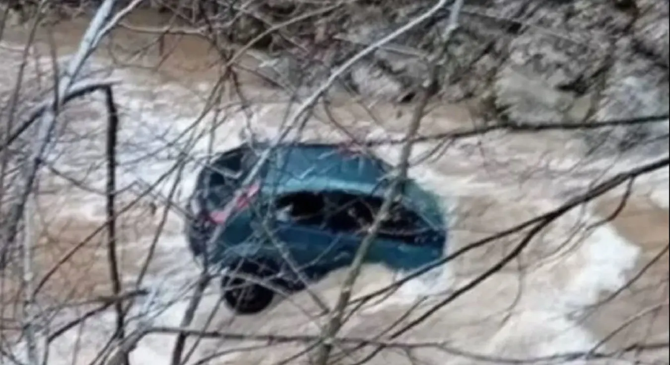 Стравична несрећа у Кладњу: Аутомобил слетио у ријеку, мушкарац погинуо