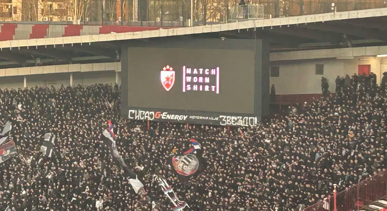 Гробари оскрнавили Звездин семафор на Маракани, ево шта су написали