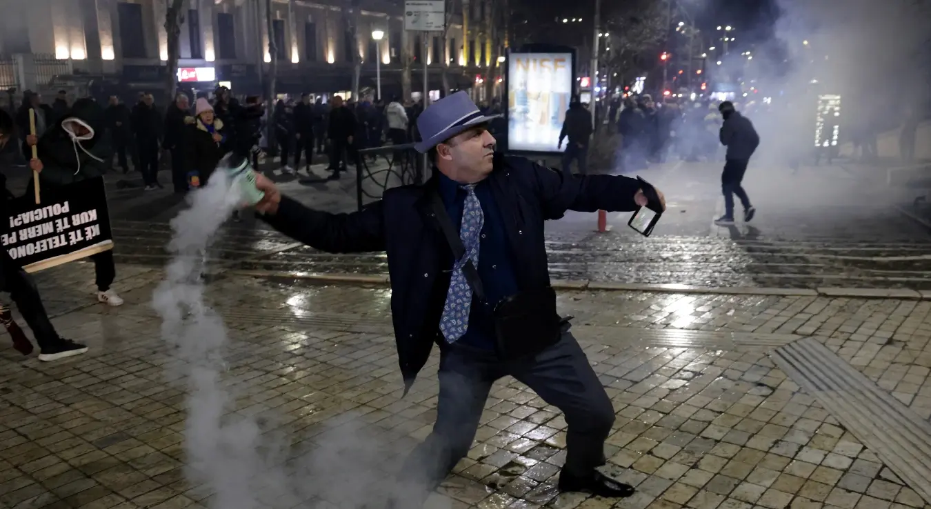 Кључа у Тирани: Повријеђено 16 полицајаца, ухапшено 13 особа