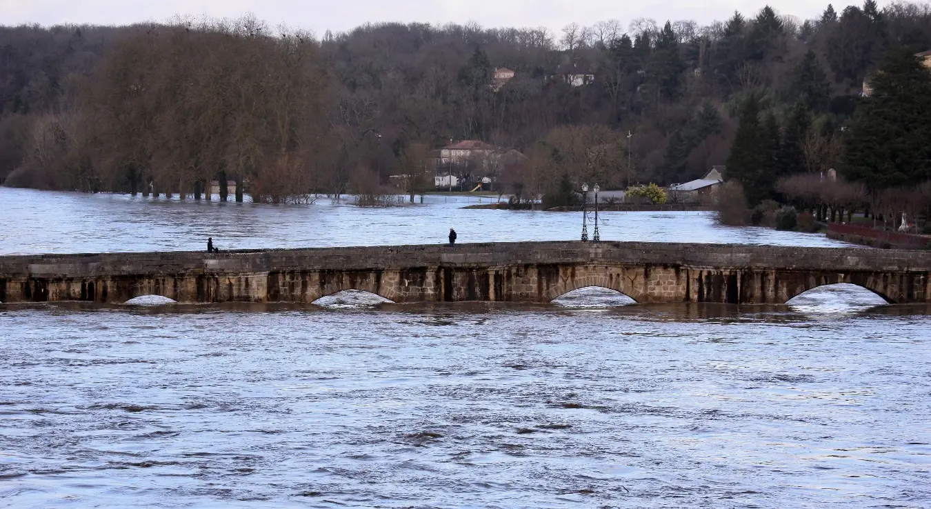 Јака олуја однијела два живота, скоро пола милиона људи без струје