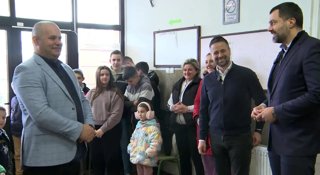 Пут до школе биће сада и удобнији и лакши: Нови комби за ђаке у Берковићима