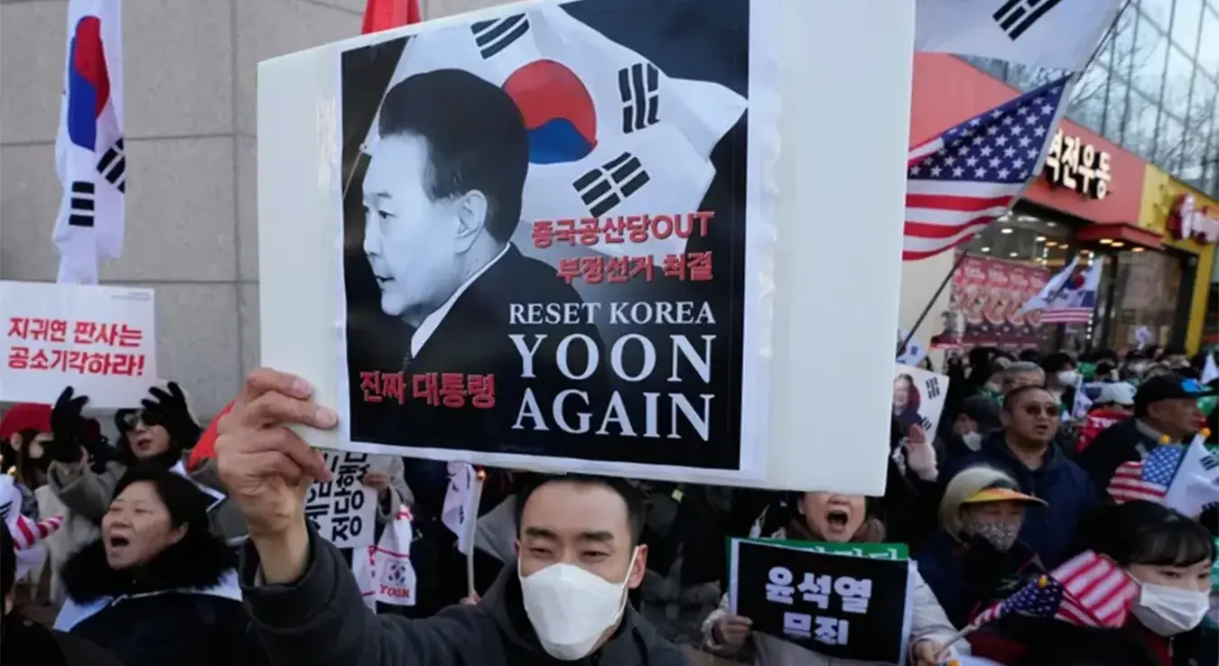 Окупљене присталице бившег предсједника