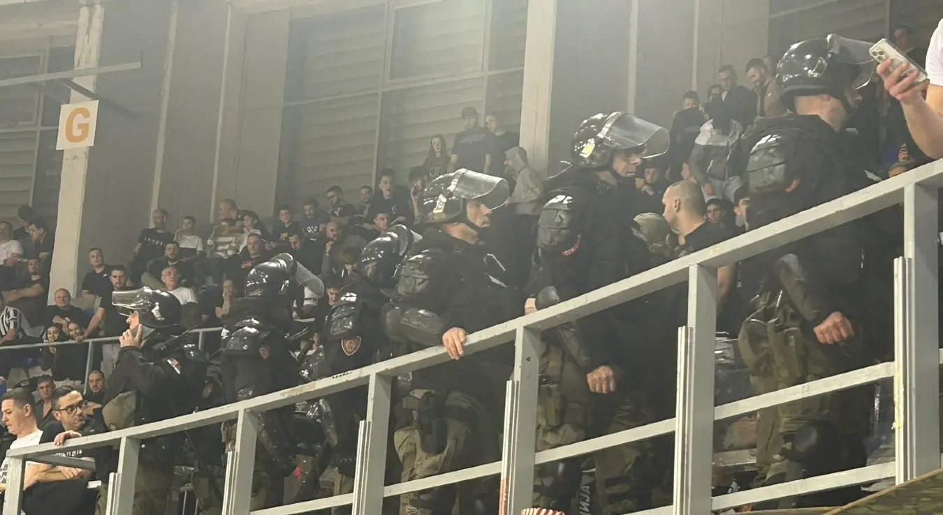 жандармерија избацује навијаче партизана