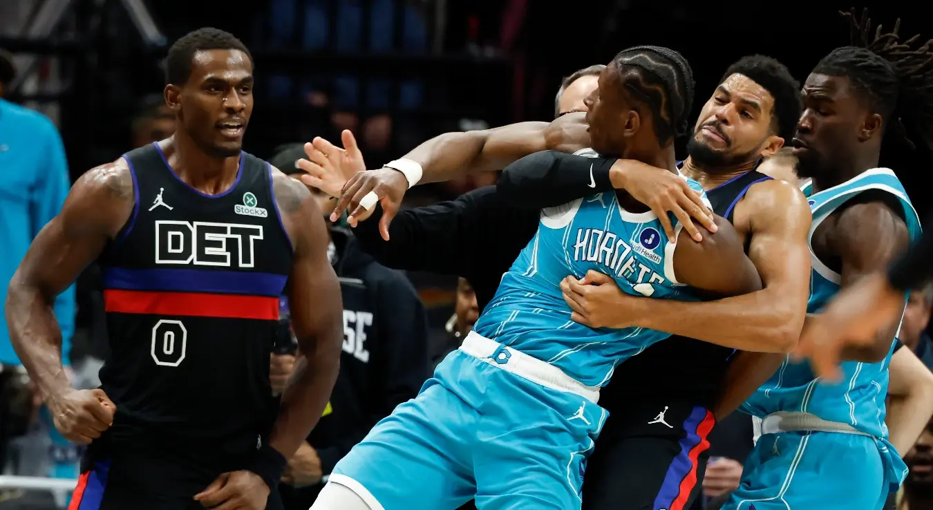Хаос на НБА паркету! Туча у Детроиту - четворица играча и тренер избачени, полиција ушла на терен