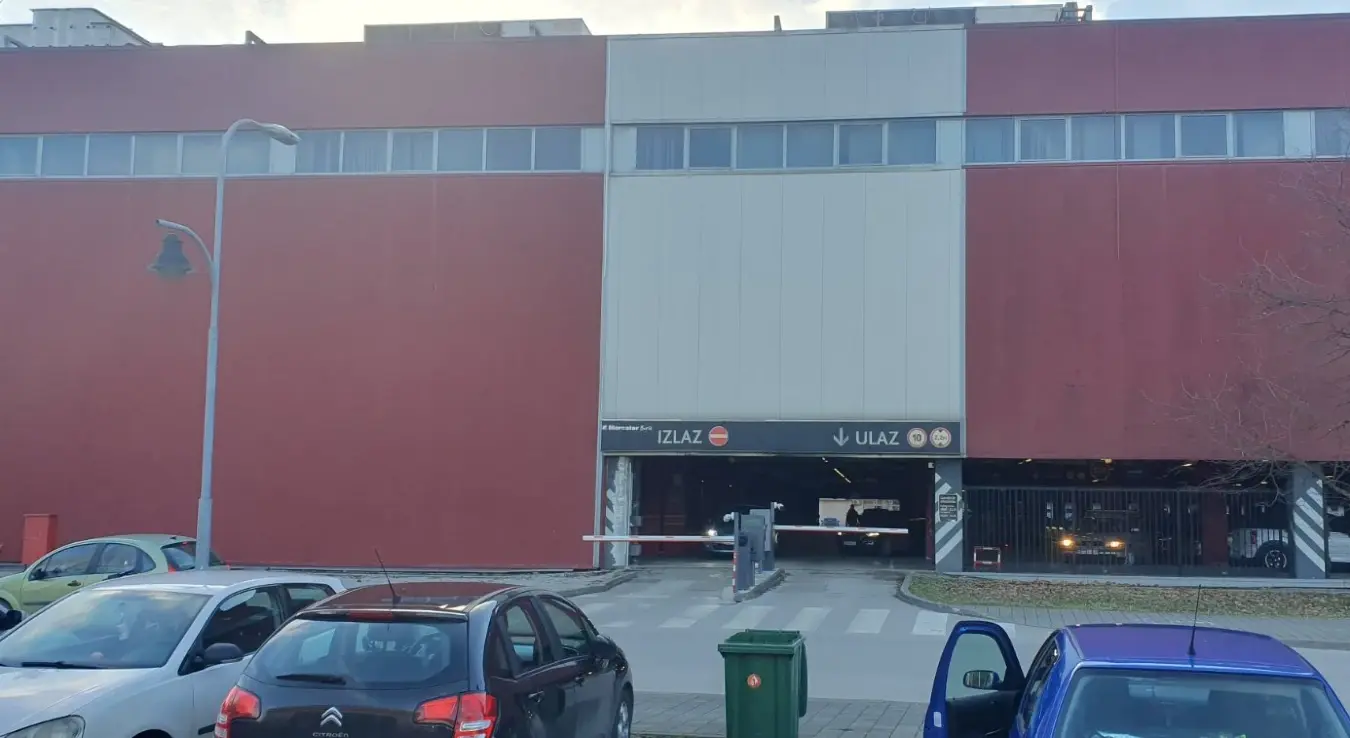 "Меркатор" почео наплаћивати паркинг, ево колико кошта сат и мјесечни закуп