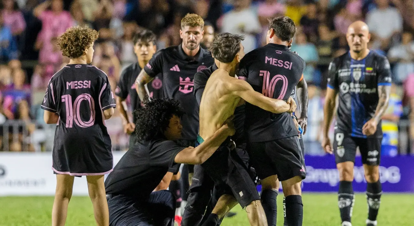 Хаос на утакмици: Меси оборен на терен након утрчавања навијача