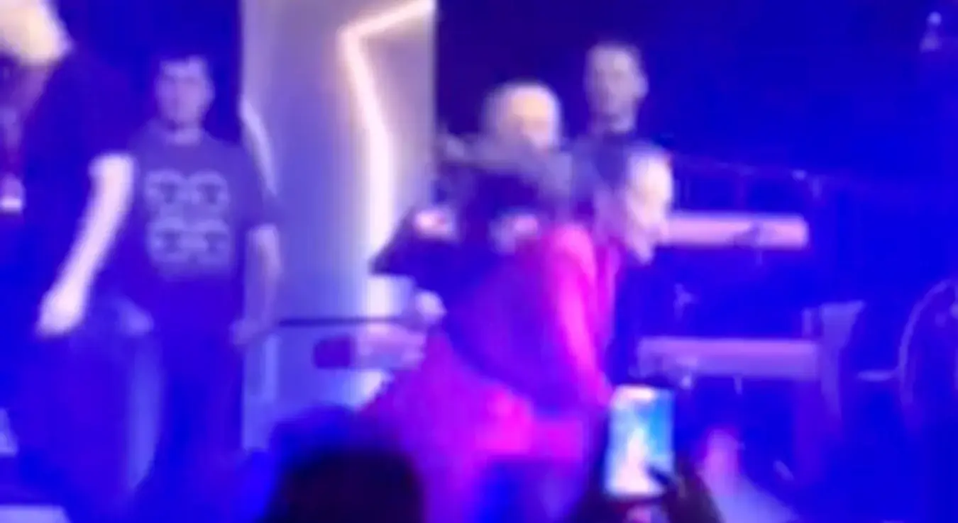 Александра Пријовић пала на концерту