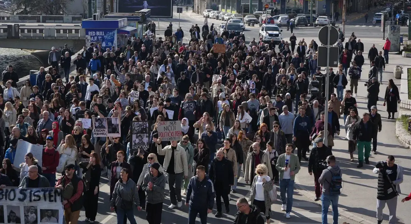 Протест у Сарајеву: Демонстранти позивају раднике Тужилаштва КС да отворе прозоре