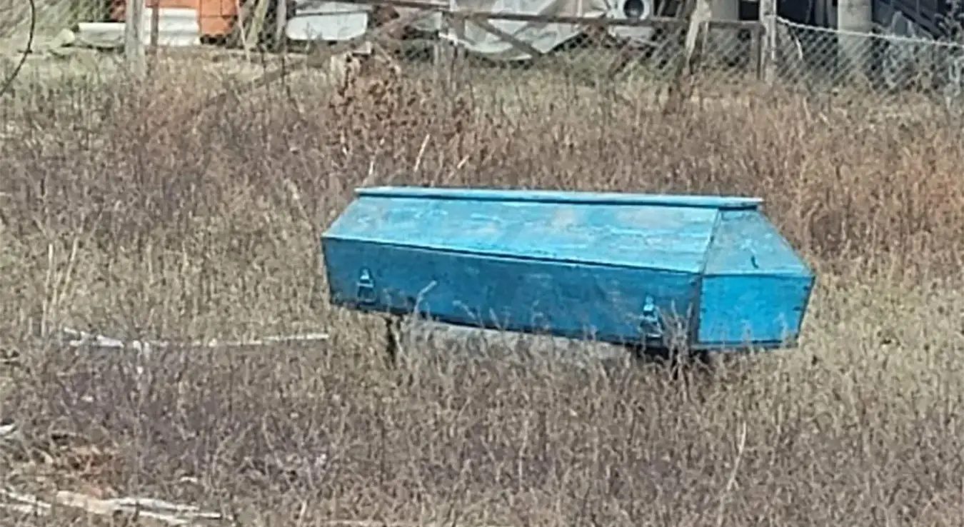 Усред њиве освануо мртвачки сандук, мјештани сумњају на једно