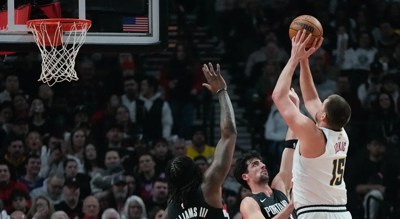 На слици су НБА кошаркаши Никола Јокић и Дени Авдија.