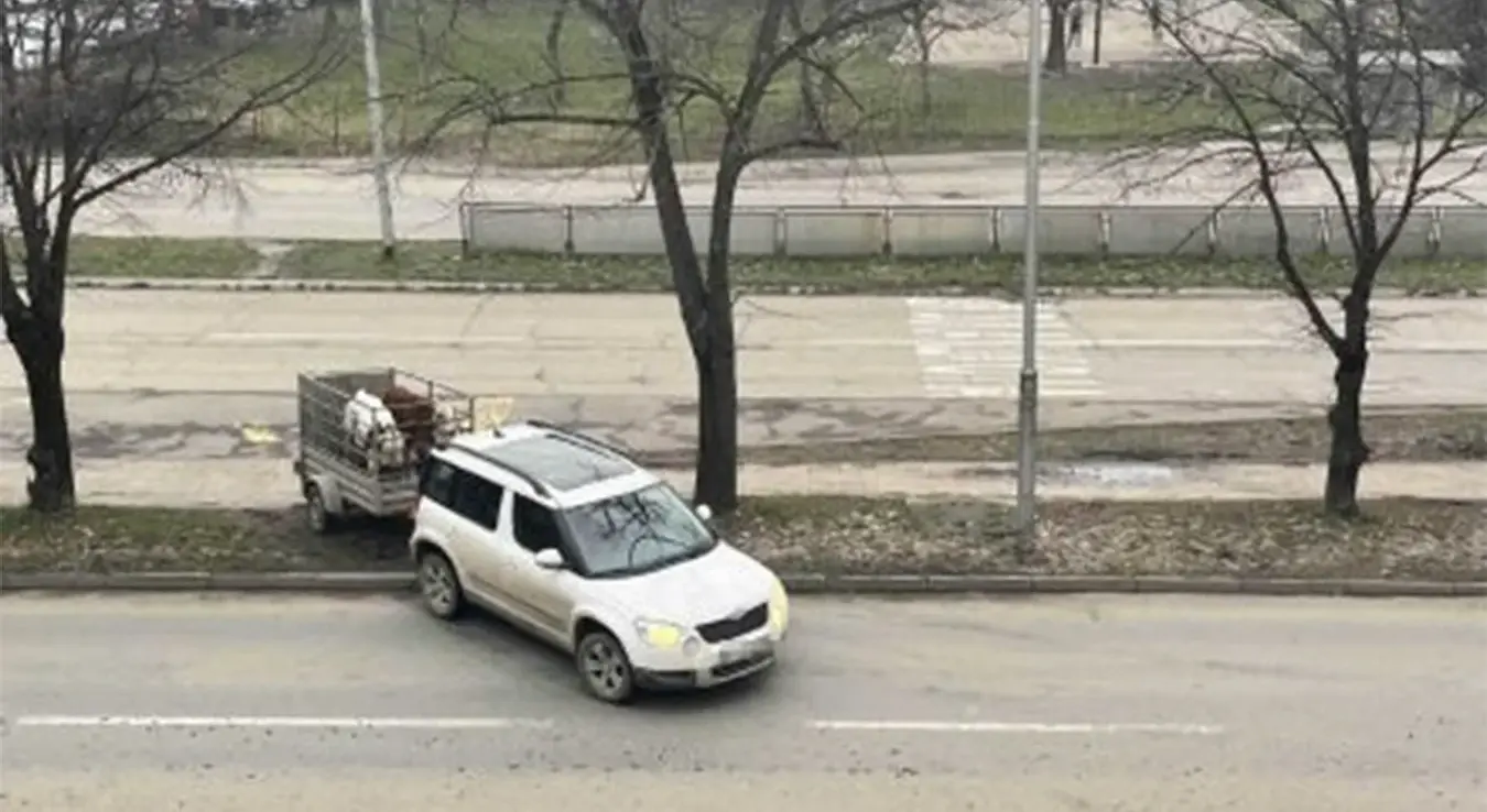 Бањалука: Аутом прешао преко тротоара, у приколици телад