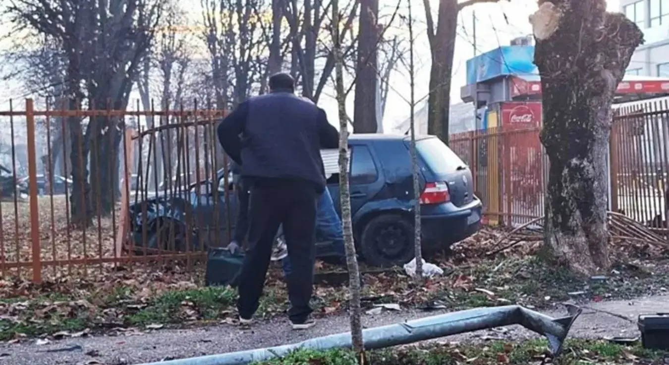 Несрећа у Бањалуци: Голфом пробио ограду школе, уништио и семафор