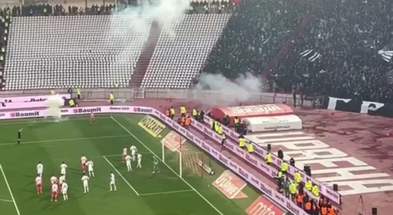 Немиле сцене на дербију: Петарде на терену, меч прекинут