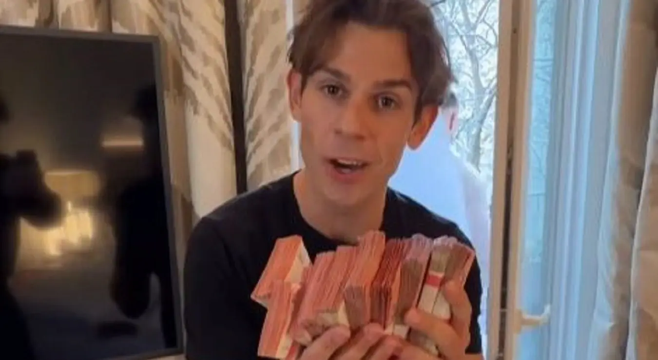 Инфлуенсер бацио 10.000 евра с балкона у Бечу, настао хаос на улици