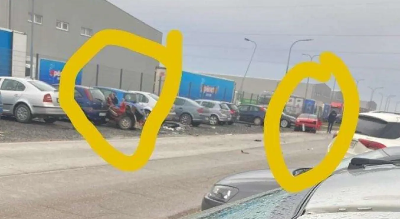 Несрећа у Александровцу: Аутомобил преполовљен!