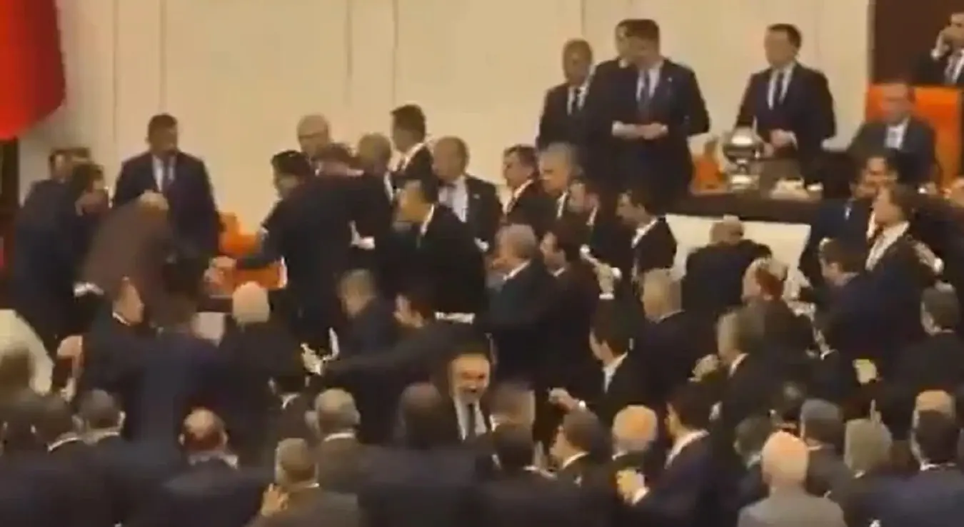 Туча у парламенту Турске, посланици насрнули једни на друге