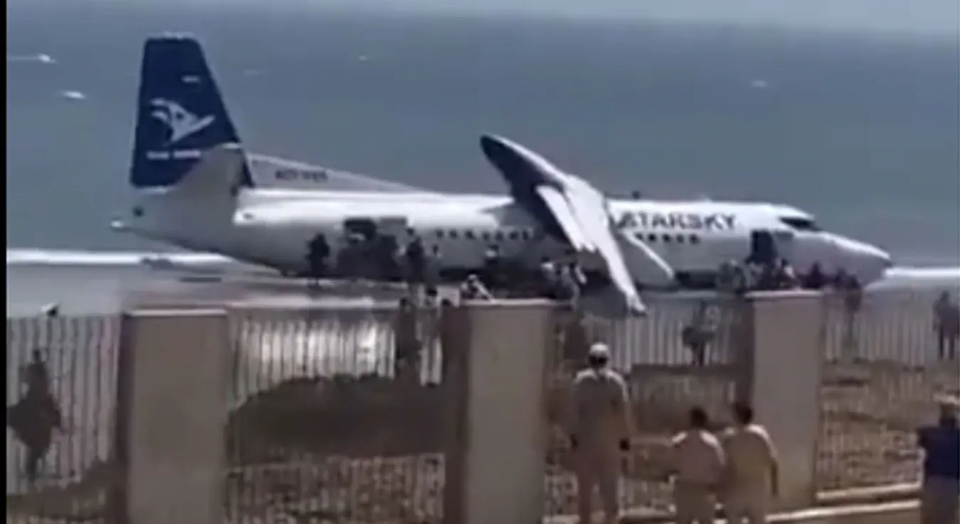 Драма: Путнички авион пао у море, сви преживјели