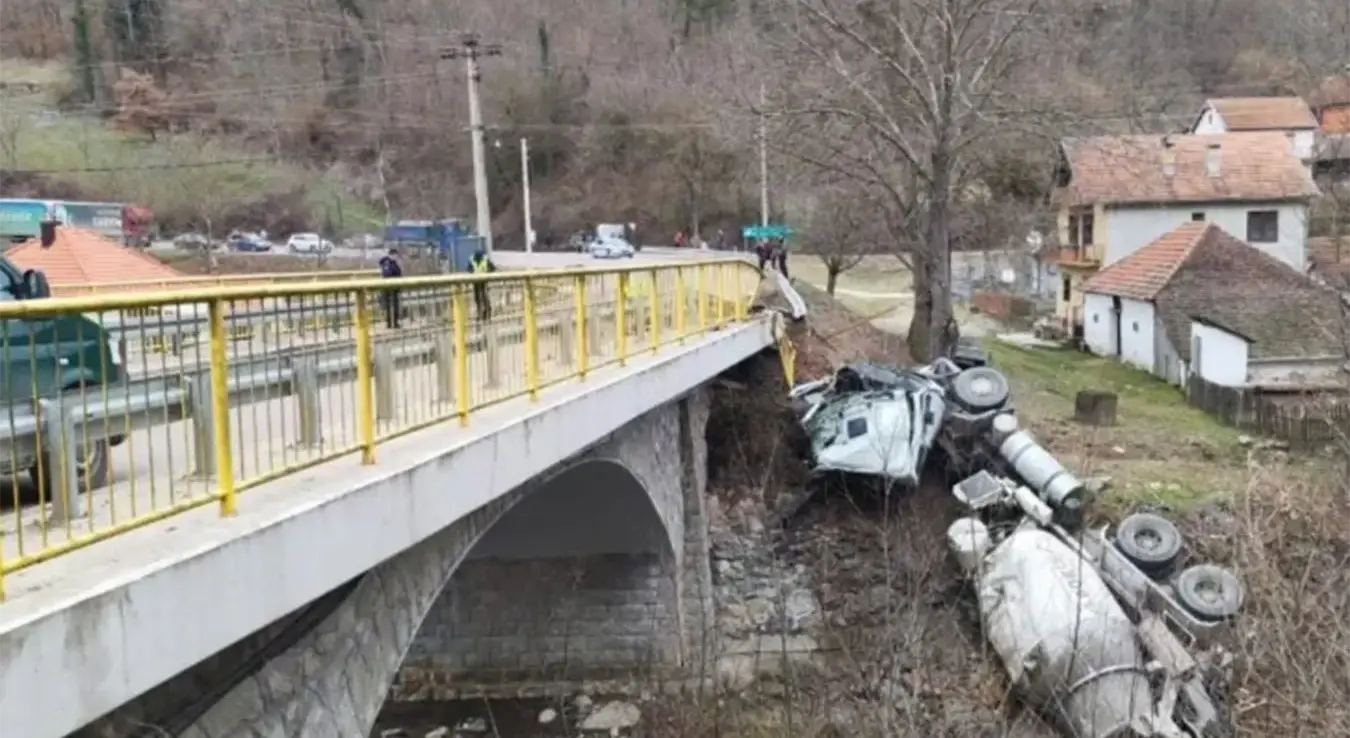 Хорор сцена: Kамион миксер слетио са моста