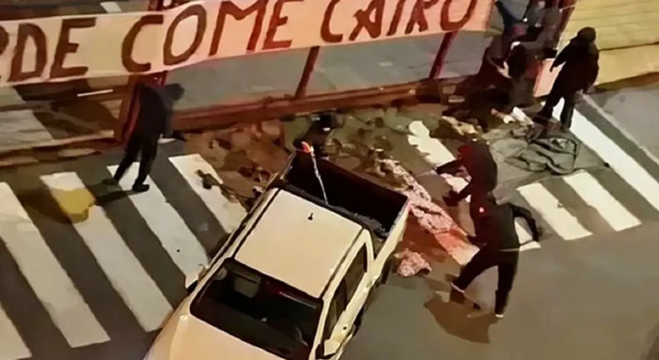 Ноћна акција навијача Торина: Разбацали су хрпу измета пред клупским кампом