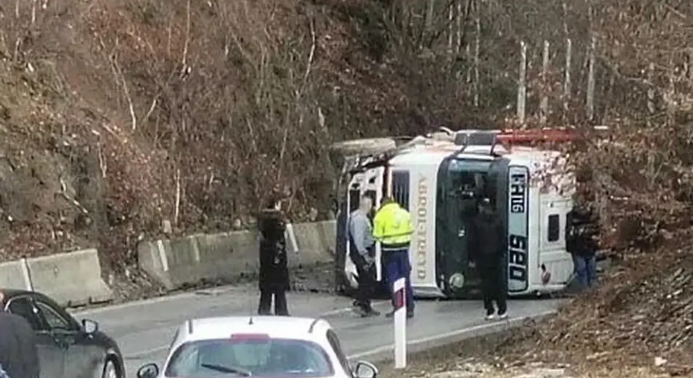 Нова тешка саобраћајна несрећа: Преврнуо се камион, има повријеђених