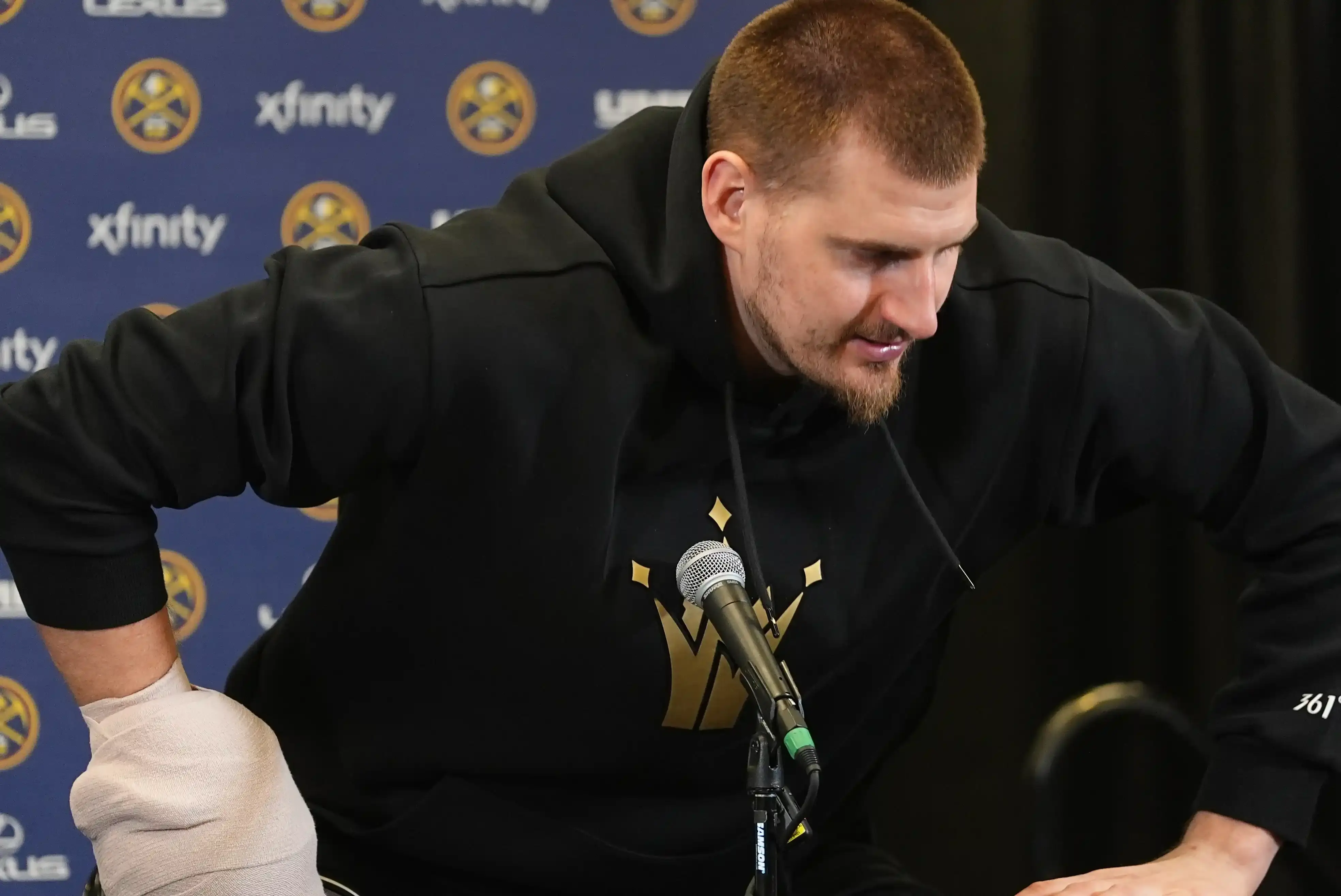 Јокић са завојем на руци