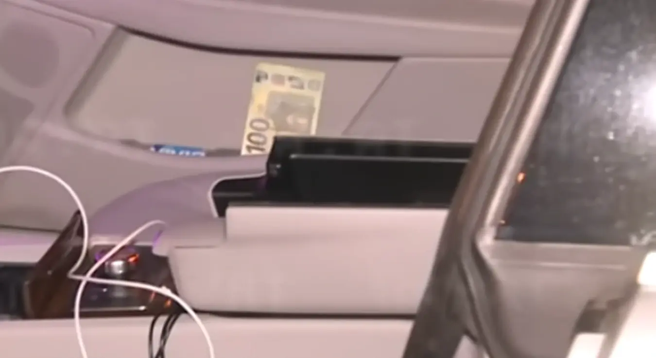 Бацали новац из аута