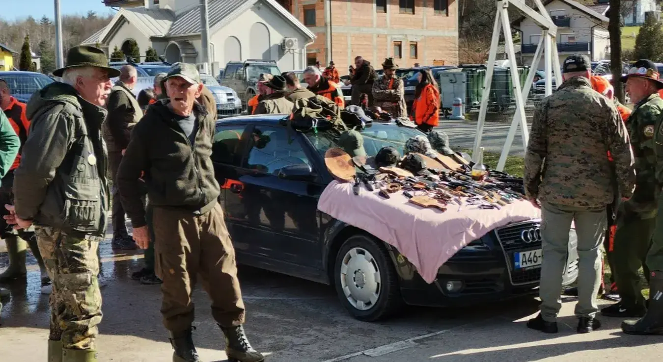 Окупило се око 450 ловаца, одстријељено пет шакала и три лисице