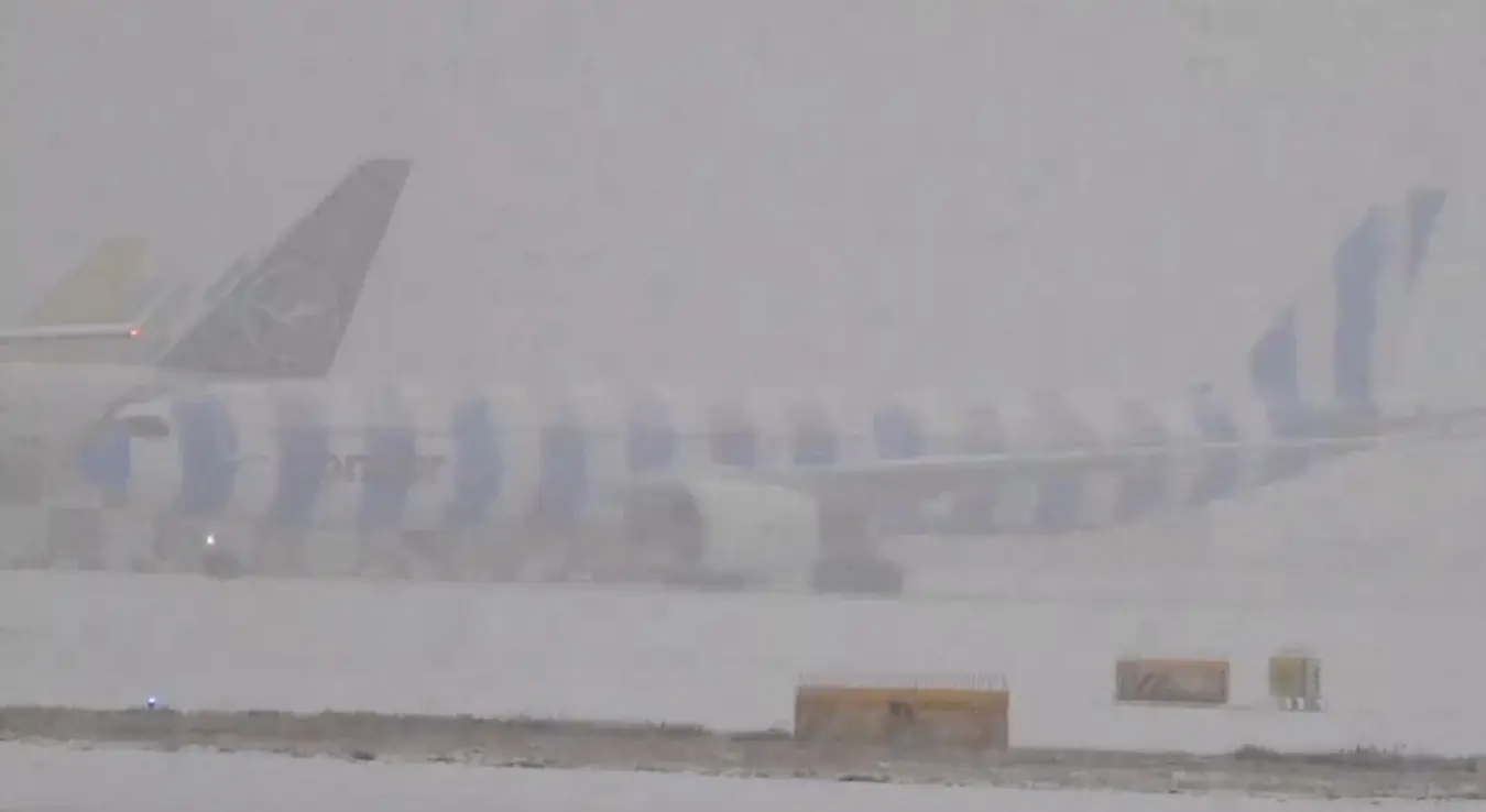 Снијег паралисао аеродром у Франкфурту, отказане десетине летова