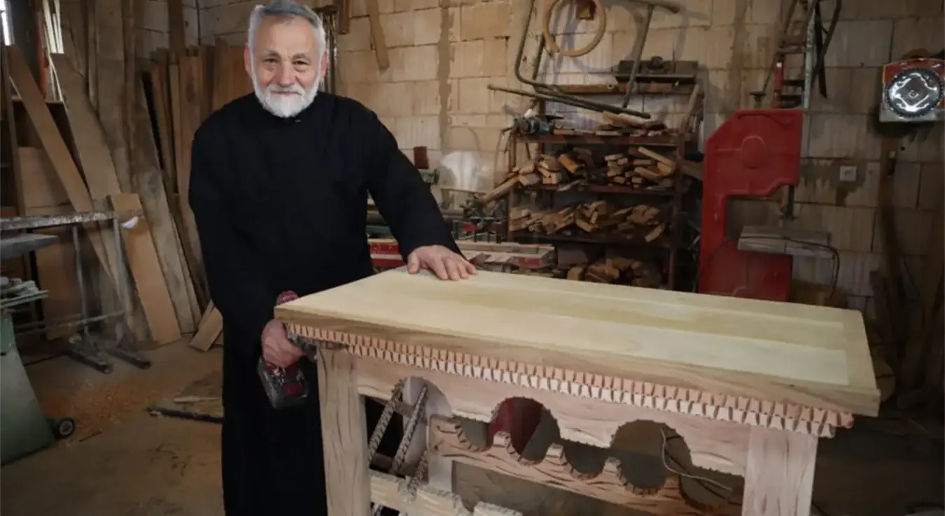 Свештеник пензионерски мир пронашао у радионици