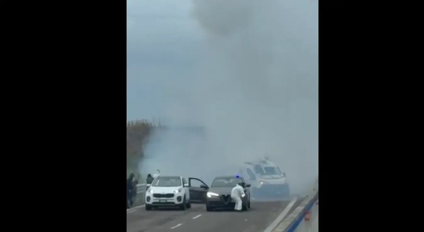 Кад акциони филм постане стварност: Оклопно возило блокирано запаљеним камионом