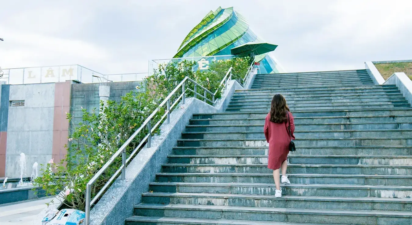 Жена се пење уз степенице