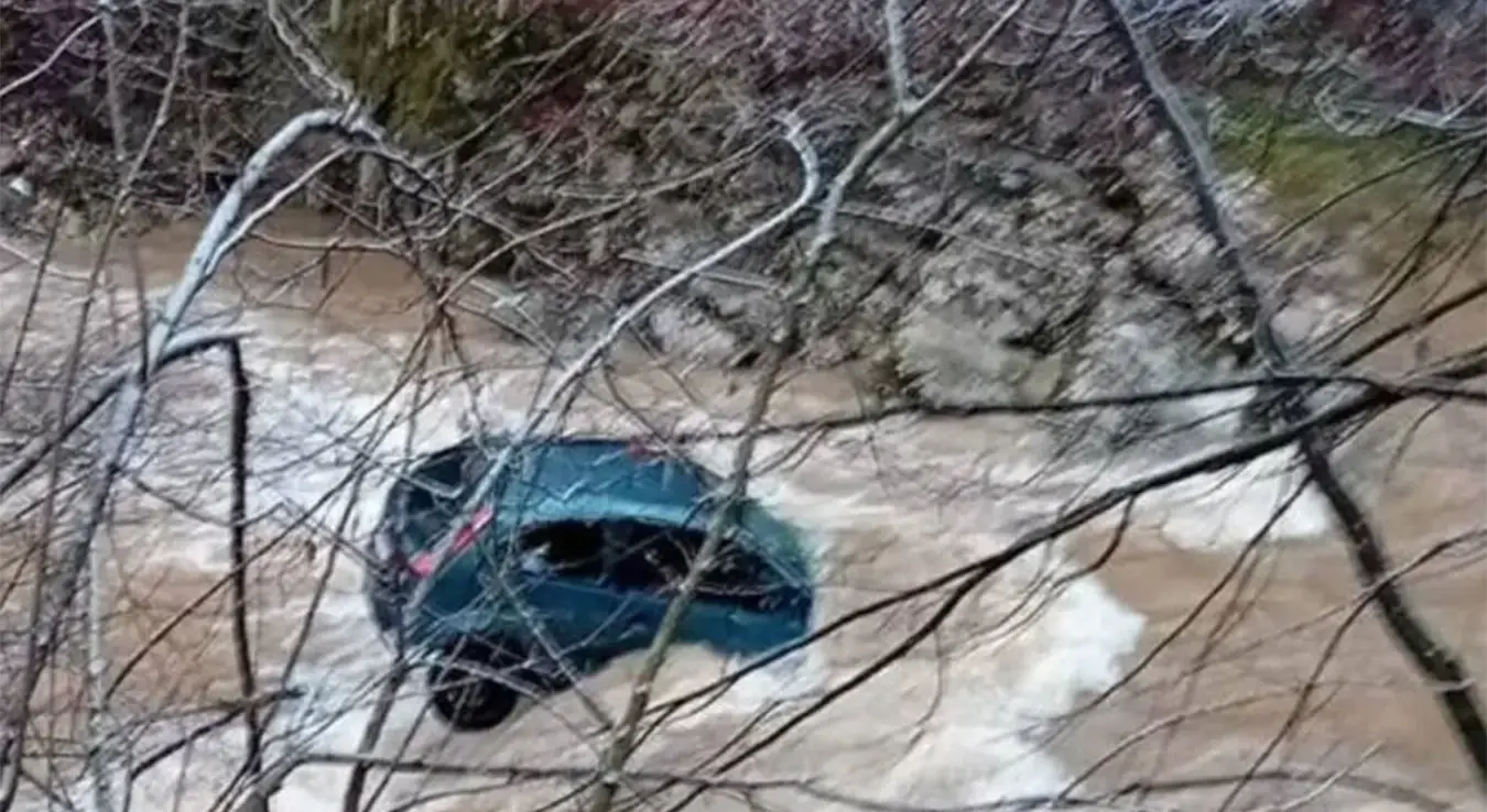 Ауто слетио у ријеку Дрињачу