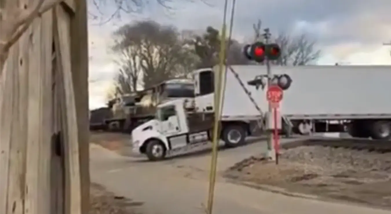 Камион остао заглављен на шинама, трагедија избјегнута за длаку