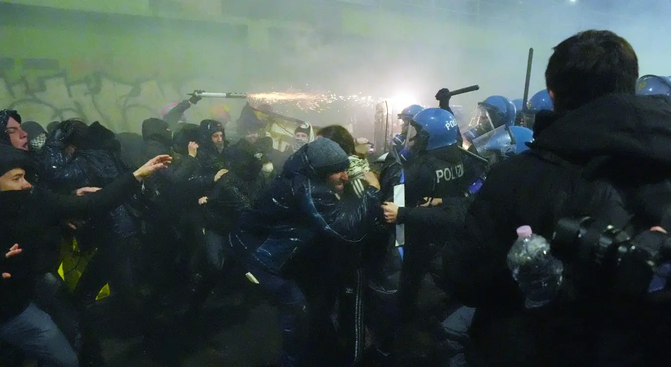 Хаос у Милану: Туча демонстраната и полиције, "радио" водени топ и сузавац