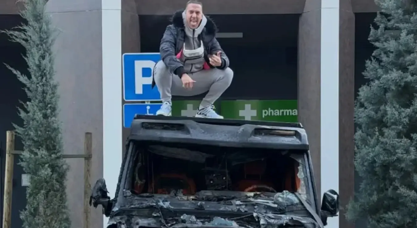 Бака Прасе позирао поред запаљеног џипа, па послао поруку рекеташима