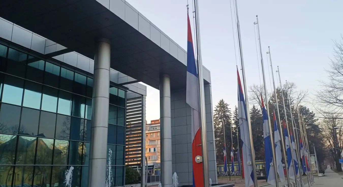 Дан жалости у Републици Српској, заставе на пола копља